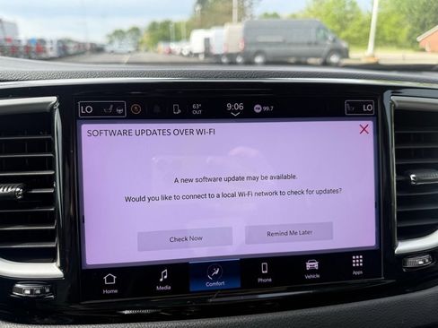 Used 2023 Chrysler Pacifica Touring-L FWD image 5