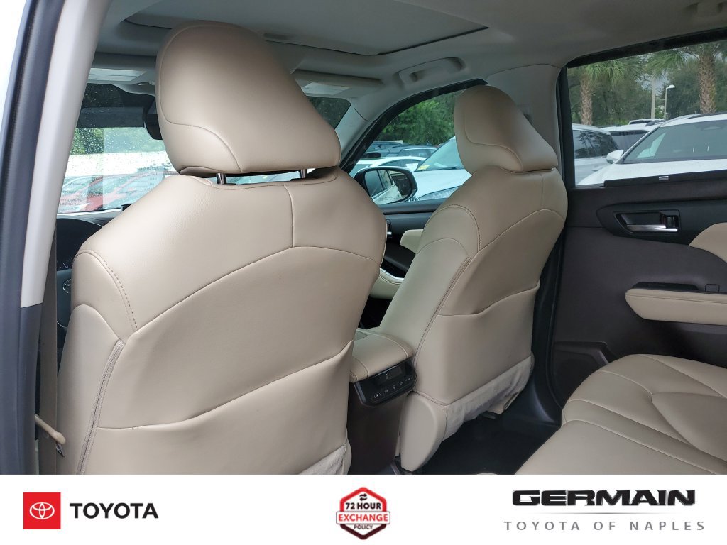 Used 2021 Toyota Highlander XLE FWD image 23