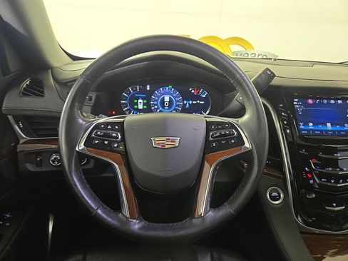 Used 2020 Cadillac Escalade Luxury image 16