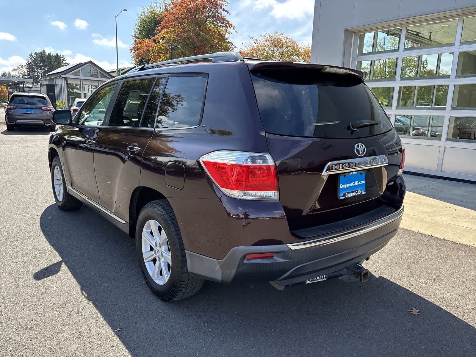 Used 2012 Toyota Highlander SE w/ Tow Pkg AWD/4WD image 3