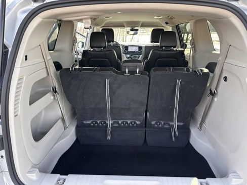 Used 2024 Chrysler Pacifica Touring-L image 12