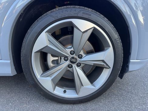 Used 2025 Audi Q4 e-tron Prestige image 9