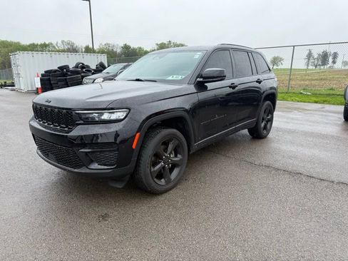 Used 2023 Jeep Grand Cherokee Laredo AWD/4WD image 3