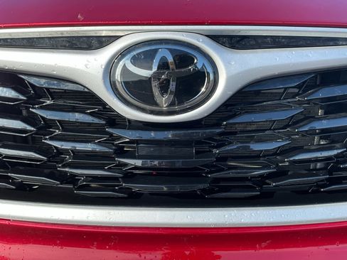 Used 2024 Toyota Highlander XLE image 9