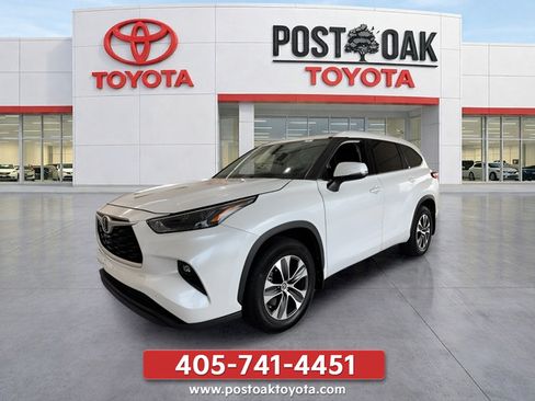 Used 2022 Toyota Highlander XLE AWD/4WD image 4