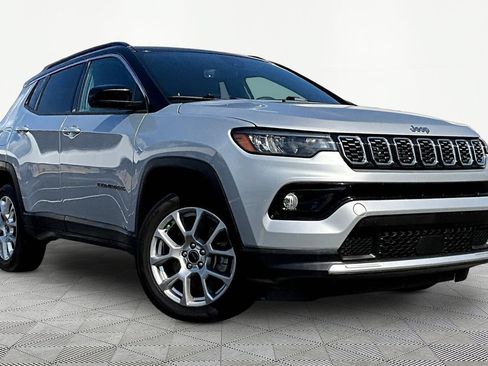 Used 2025 Jeep Compass Limited AWD/4WD image 3