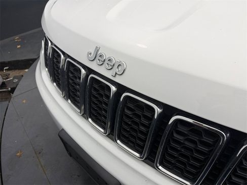 Used 2018 Jeep Grand Cherokee Limited image 33