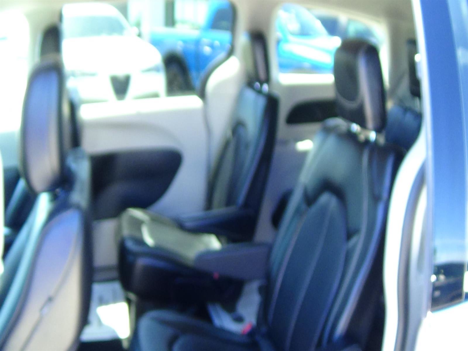 Certified 2024 Chrysler Pacifica Touring-L FWD image 12