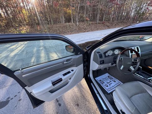 Used 2009 Chrysler 300 C image 11
