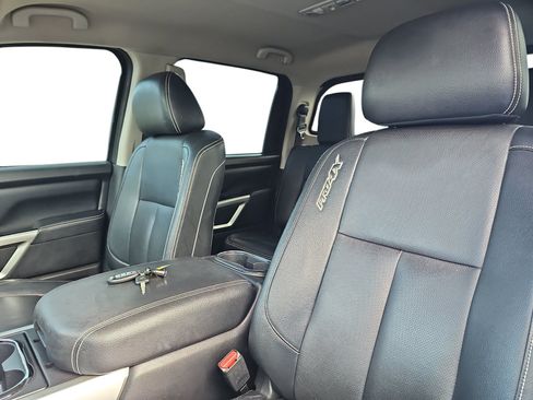 Used 2018 Nissan Titan PRO-4X w/ Pro-4x Convenience Package AWD/4WD image 12