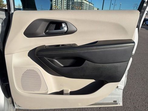 Used 2024 Chrysler Pacifica Touring-L image 10