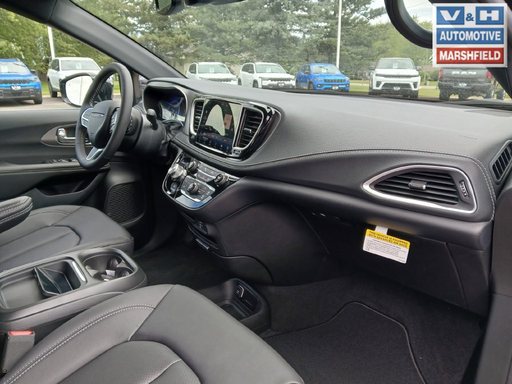 New 2027 Chrysler Pacifica Select FWD image 37