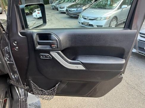 Used 2014 Jeep Wrangler Unlimited Sahara image 11