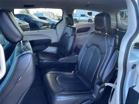 Used 2023 Chrysler Pacifica Touring-L image 16