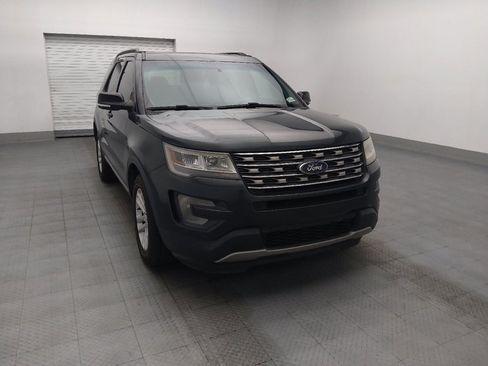 Used 2016 Ford Explorer XLT w/ Equipment Group 202A FWD image 14