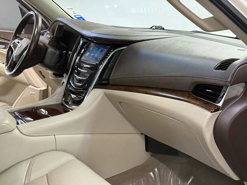 Used 2015 Cadillac Escalade Premium image 18