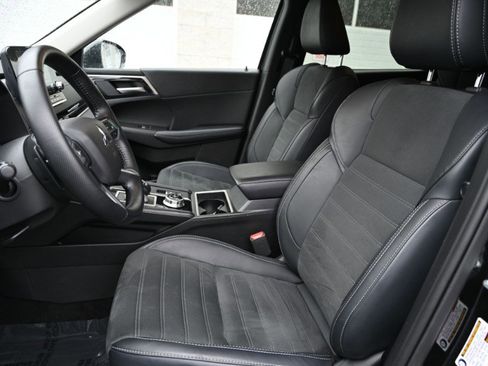 Used 2024 Mitsubishi Outlander SE Black Edition image 2