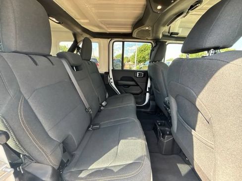 Used 2025 Jeep Wrangler Unlimited Sahara AWD/4WD image 11