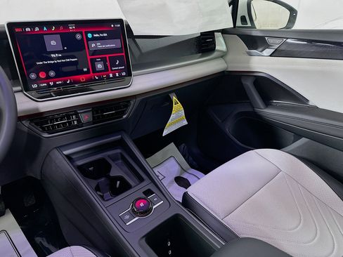 New 2025 Volkswagen Tiguan SE image 22