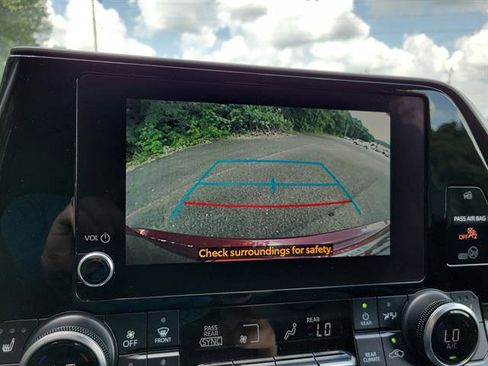 Used 2023 Toyota Highlander L image 17