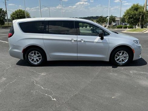 Used 2024 Chrysler Pacifica Touring-L FWD image 3
