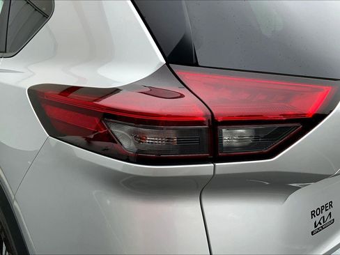 Used 2023 Nissan Rogue SV image 28