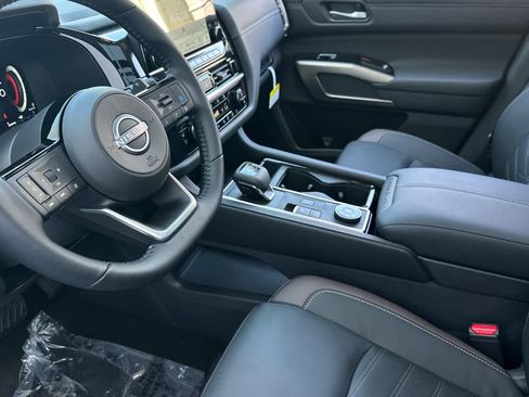 New 2025 Nissan Pathfinder Platinum image 11