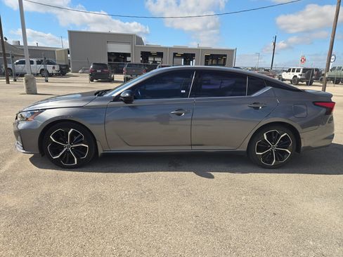 Used 2023 Nissan Altima 2.5 SR w/ SR Premium Package FWD image 6