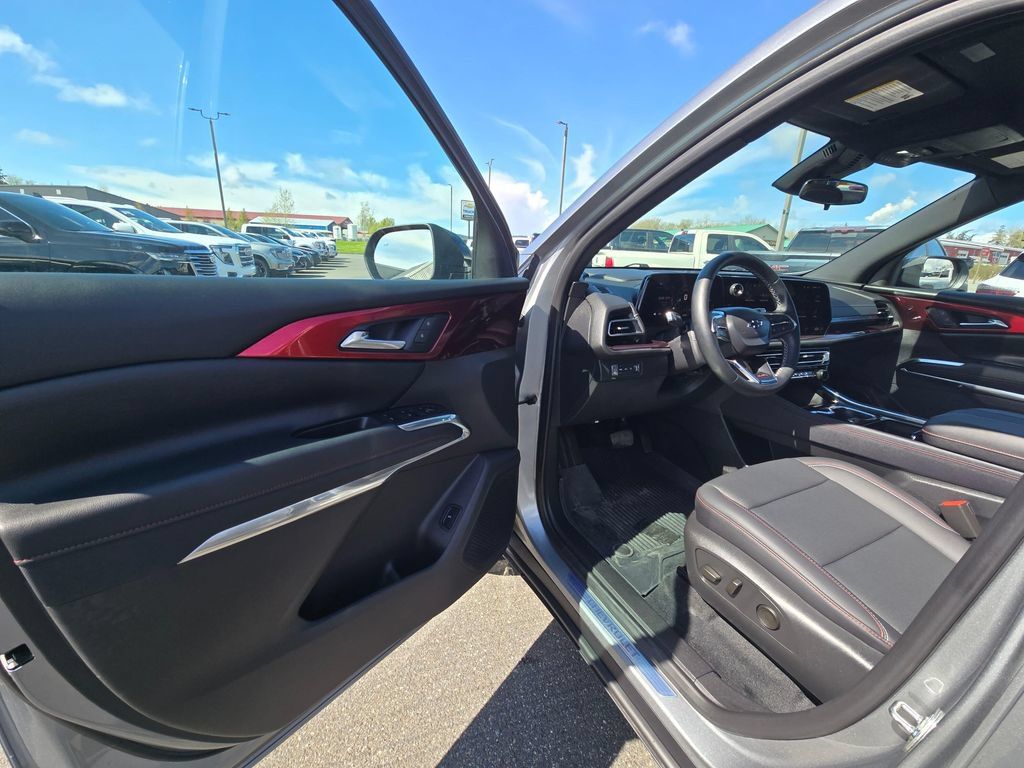 Used 2025 Chevrolet Traverse Z71 w/ LPO, Floor Liner Package AWD/4WD image 15
