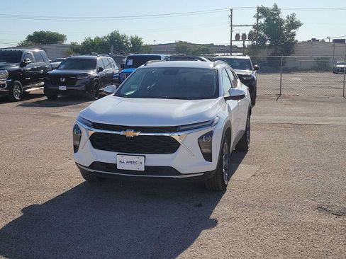 Used 2025 Chevrolet Trax LT FWD image 4