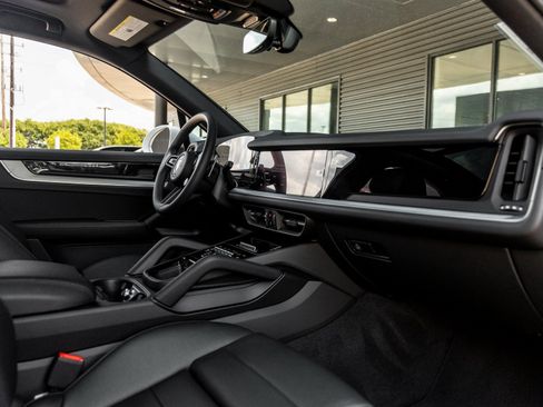 Certified 2025 Porsche Cayenne image 39