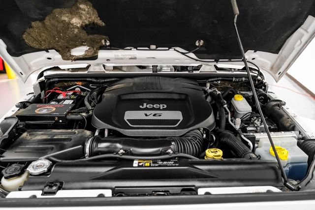 Used 2018 Jeep Wrangler Sahara w/ Connectivity Group AWD/4WD image 36
