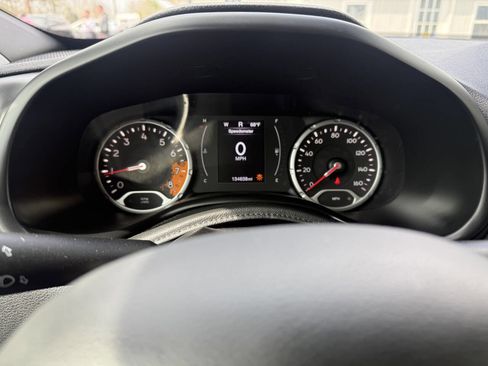 Used 2018 Jeep Renegade Latitude w/ Popular Equipment Group image 11