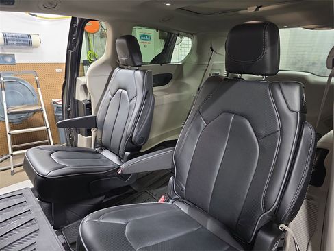 Used 2020 Chrysler Pacifica Limited w/ Tire & Wheel Group image 14