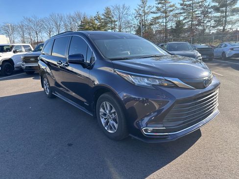 Used 2021 Toyota Sienna XLE image 3