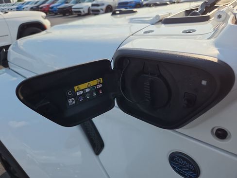 Used 2025 Jeep Wrangler Unlimited Sahara AWD/4WD image 11