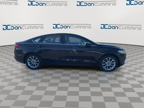 Used 2017 Ford Fusion SE w/ Fusion SE Technology Package FWD image 9