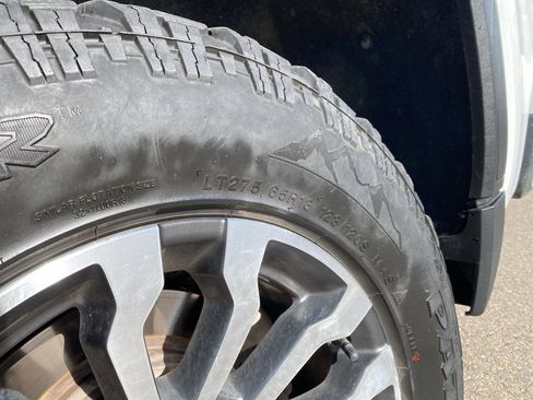 Used 2022 GMC Sierra 1500 AT4 w/ AT4 Preferred Package image 3