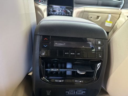 Used 2024 Jeep Grand Cherokee L Limited w/ Luxury Tech Group II image 23