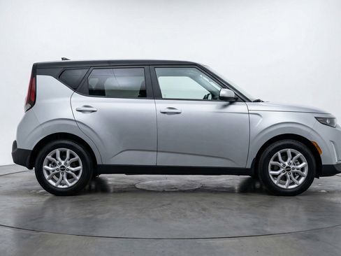 Used 2025 Kia Soul LX w/ LX Technology Package FWD image 11