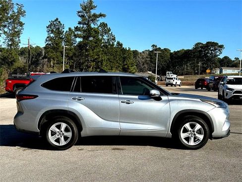 Used 2023 Toyota Highlander LE image 9