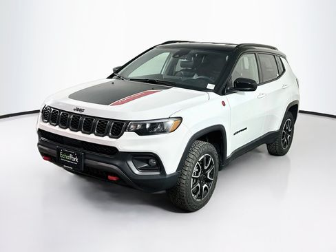 Used 2025 Jeep Compass Trailhawk AWD/4WD image 3