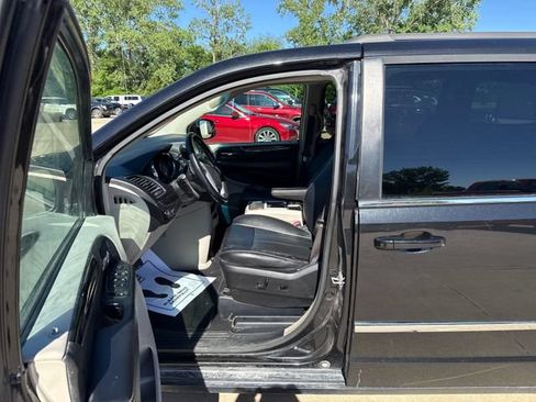 Used 2015 Chrysler Town & Country Touring FWD image 9