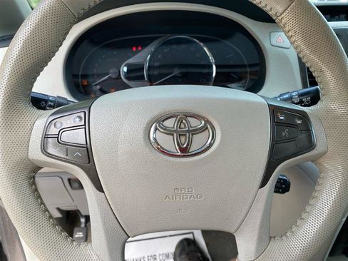 Used 2012 Toyota Sienna XLE image 15