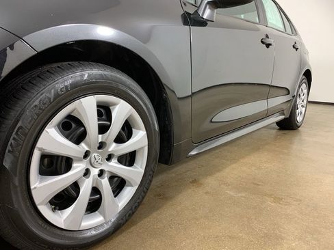 Used 2021 Toyota Corolla LE FWD image 2