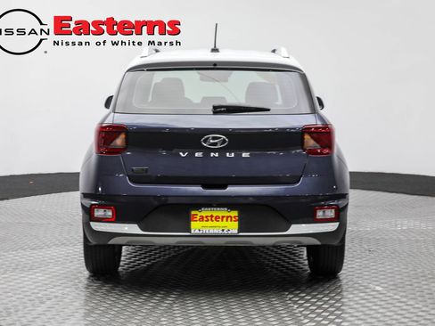 Used 2023 Hyundai Venue Limited image 14