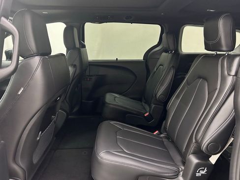New 2026 Chrysler Pacifica Select AWD/4WD image 13