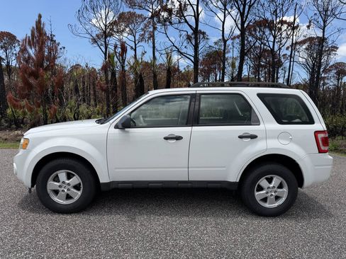 Used 2009 Ford Escape XLS FWD image 2