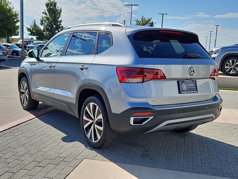 Certified 2022 Volkswagen Taos SE image 2