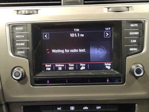 Used 2015 Volkswagen Golf S image 25